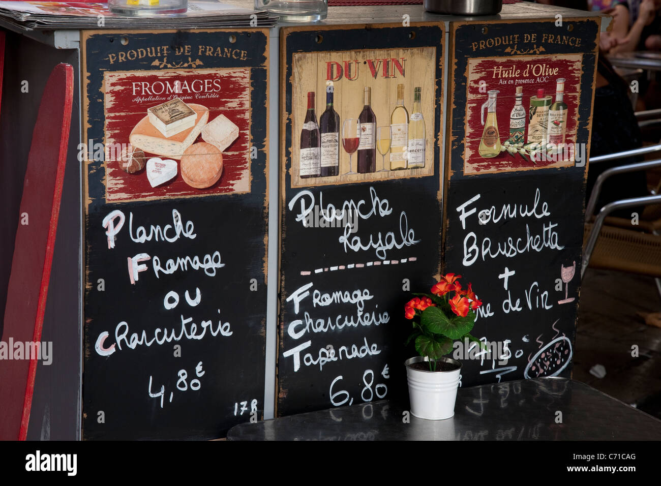 Aliments colorés dans le menu Place de l'Hôtel de Ville, Aix-en-Provence, France, Europe Banque D'Images