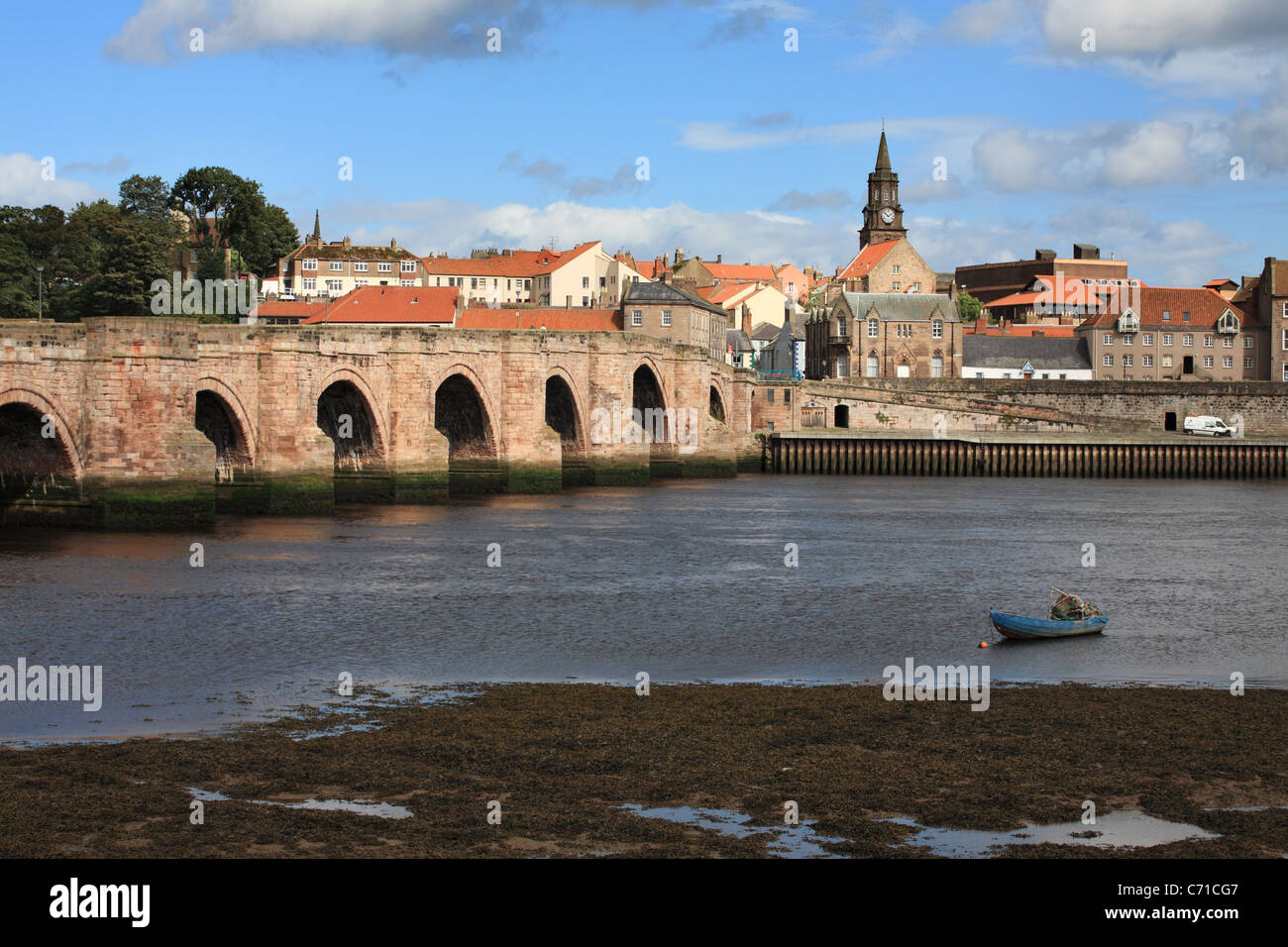 Berwick vieux pont enjambant la rivière Tweed dans le Northumberland England UK Banque D'Images