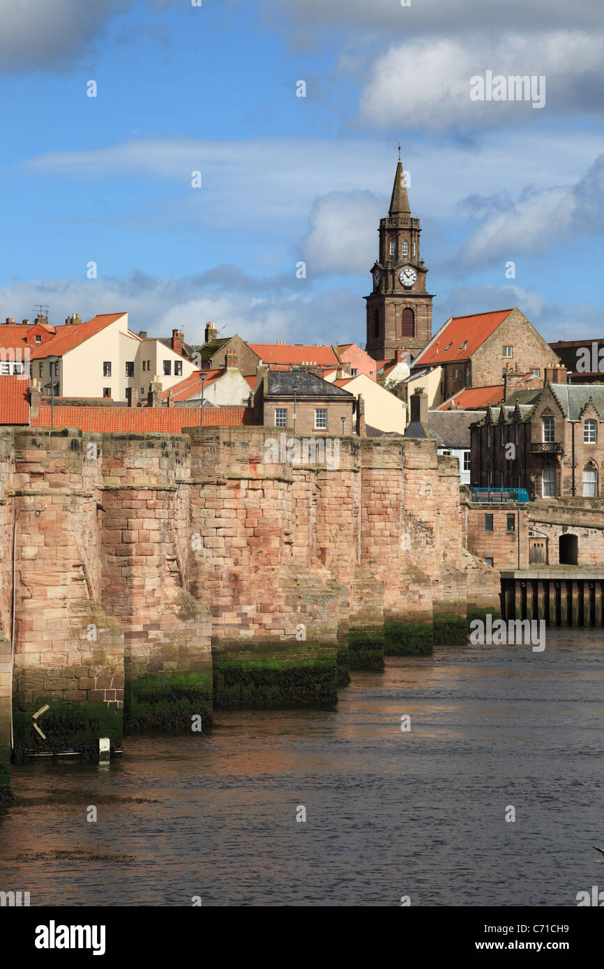 Berwick vieux pont enjambant la rivière Tweed dans le Northumberland England UK Banque D'Images