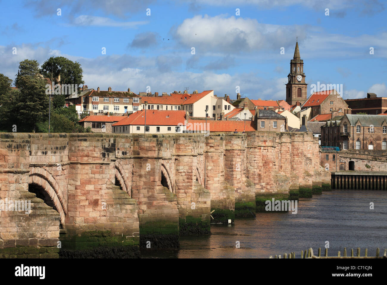Berwick vieux pont enjambant la rivière Tweed dans le Northumberland England UK Banque D'Images