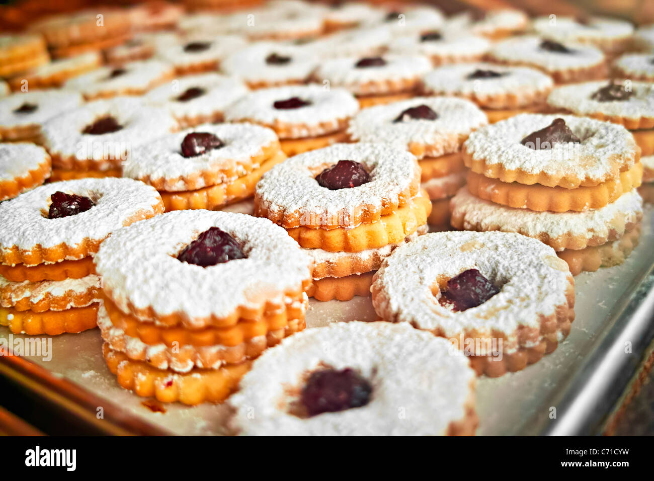 Sandwich confiture cookies empilés sur une feuille de biscuit Banque D'Images