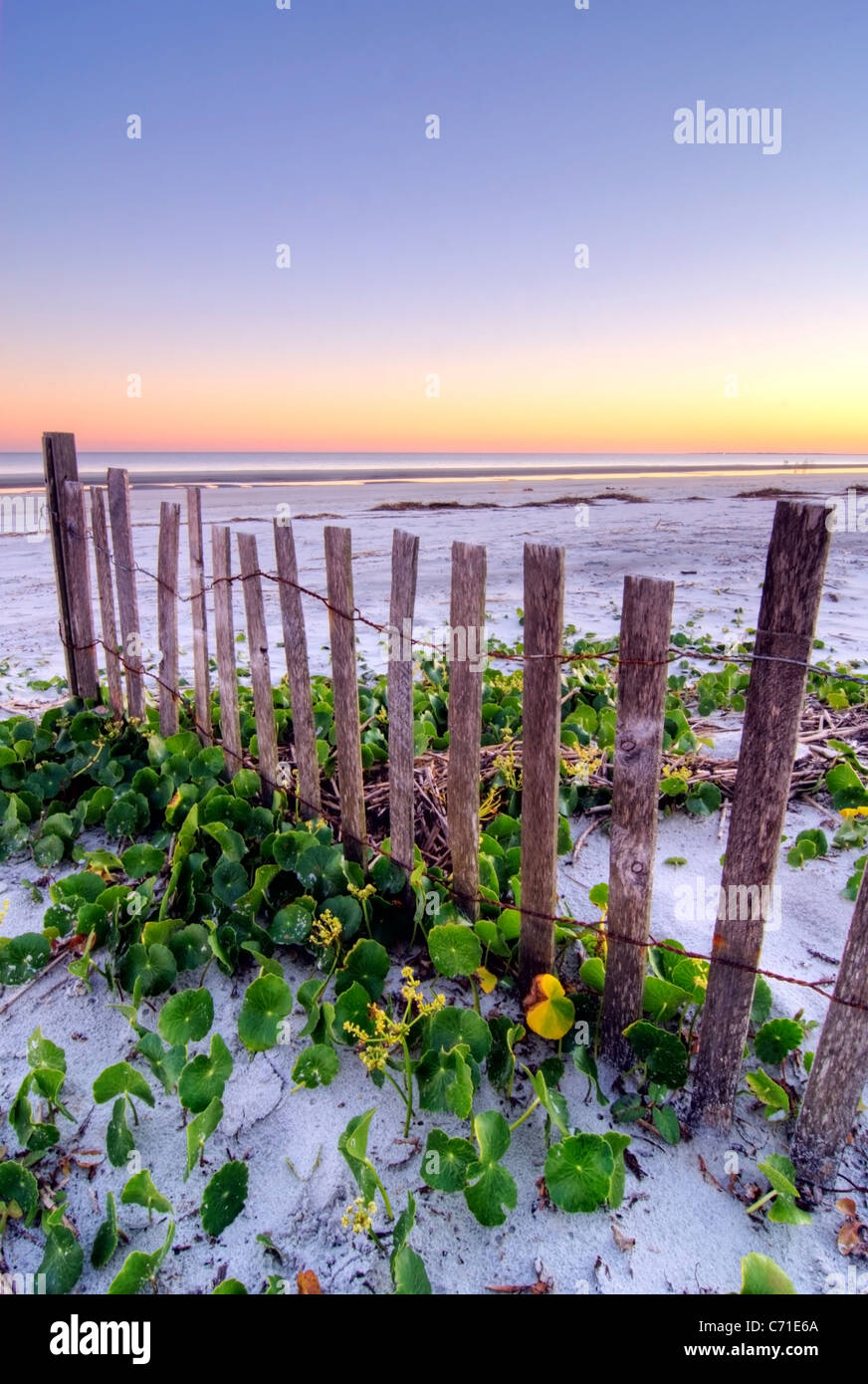 Une clôture en bois plage au coucher du soleil sur l'île de Hilton Head, Caroline du Sud. Banque D'Images