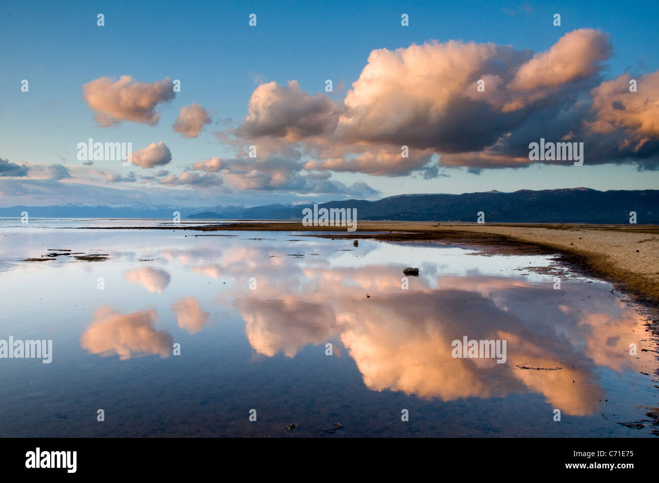De gros nuages se reflétant dans le lac Tahoe en fin d'après-midi, la lumière de la Californie. Banque D'Images