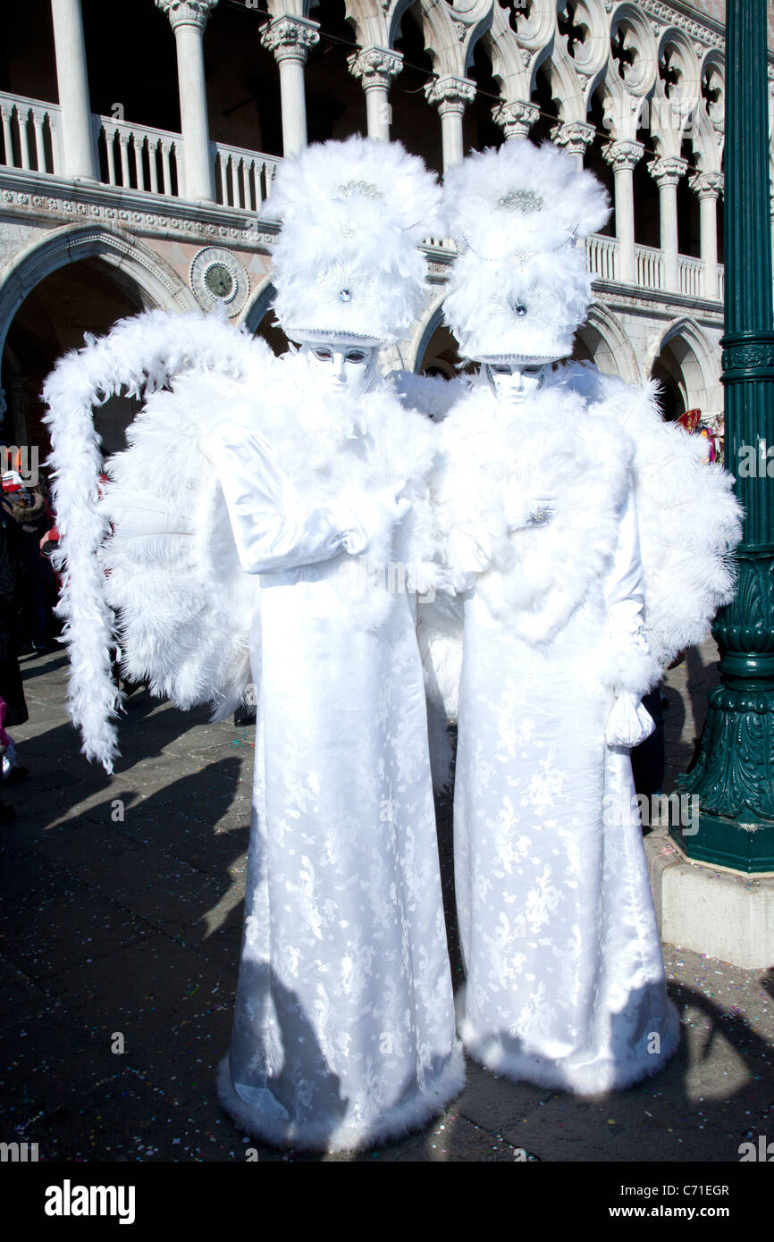 Deux personnes en costume au cours de Carnivale 2011 à Venise Italie Banque D'Images