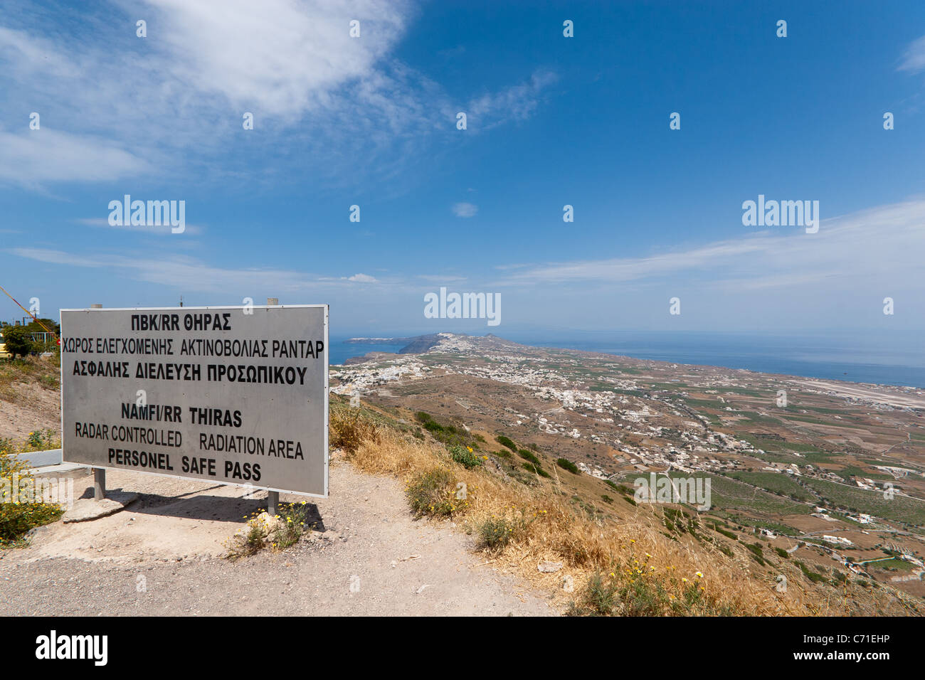 Signer et voir en direction nord depuis le mont Profitis Ilias, Santorini, Grèce Banque D'Images
