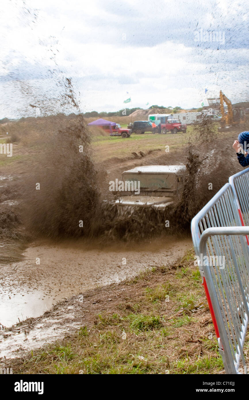 Land Rover mud run Banque D'Images