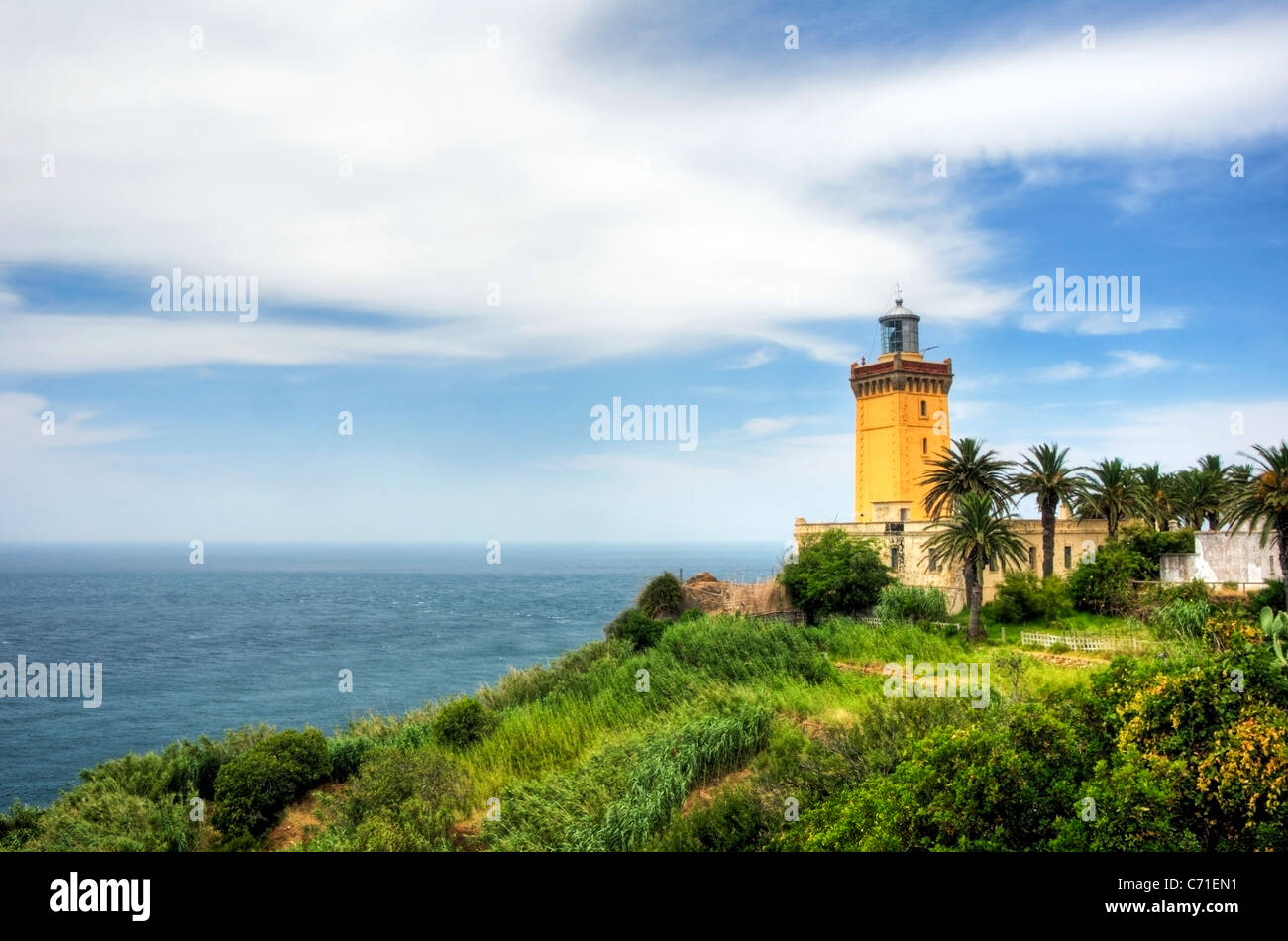 Le célèbre phare de Cap Spartel se trouve sur la pointe nord-ouest de l'Afrique à l'entrée de la mer Méditerranée, le Maroc. Banque D'Images