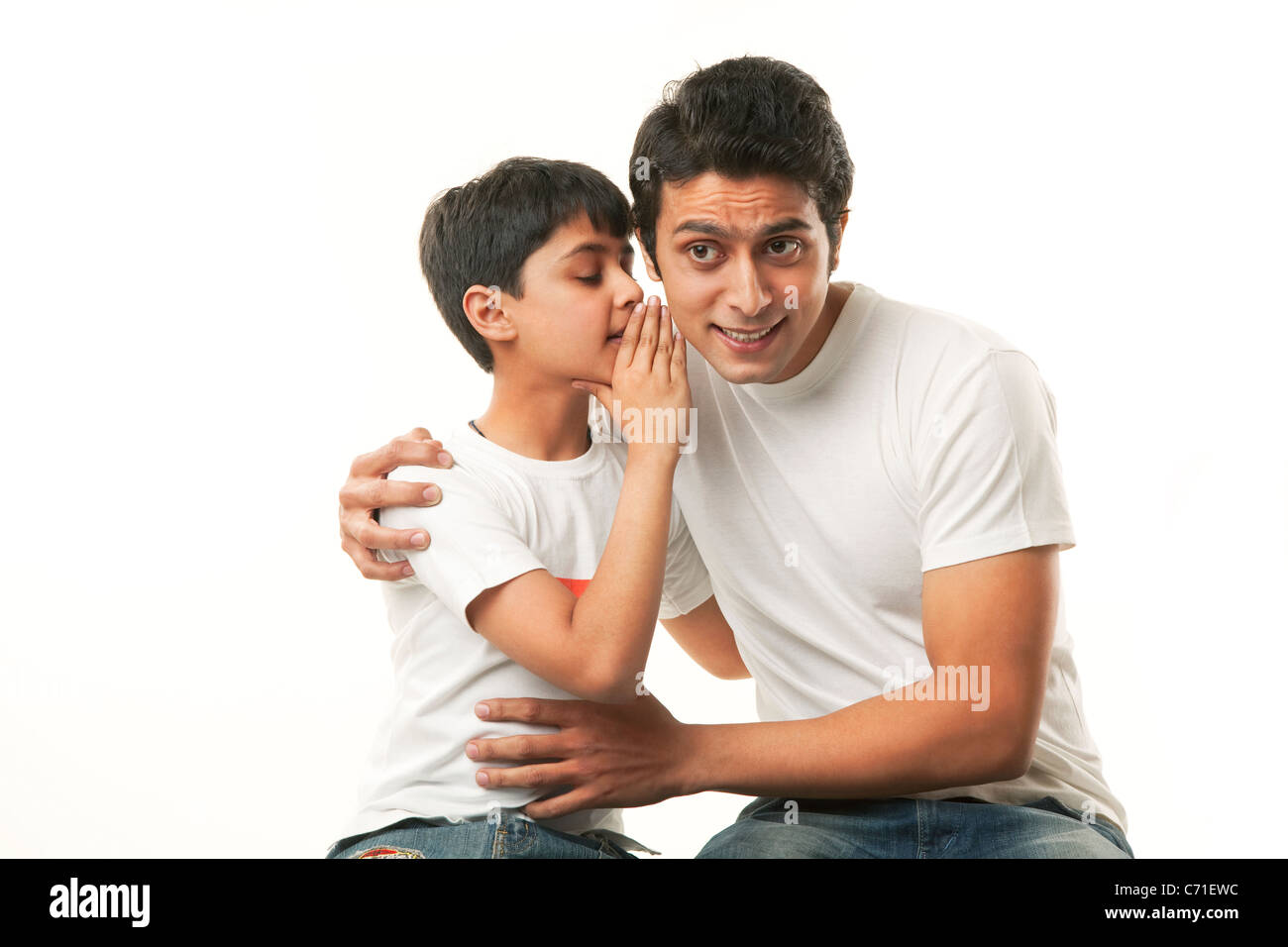 Garcon Chuchoter Dans L Oreille De Son Pere Photo Stock Alamy