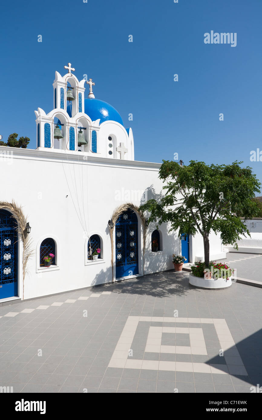 Blanc dôme bleu église grecque fortifiée dans le village d''Akrotiri, Santorini, Grèce Banque D'Images