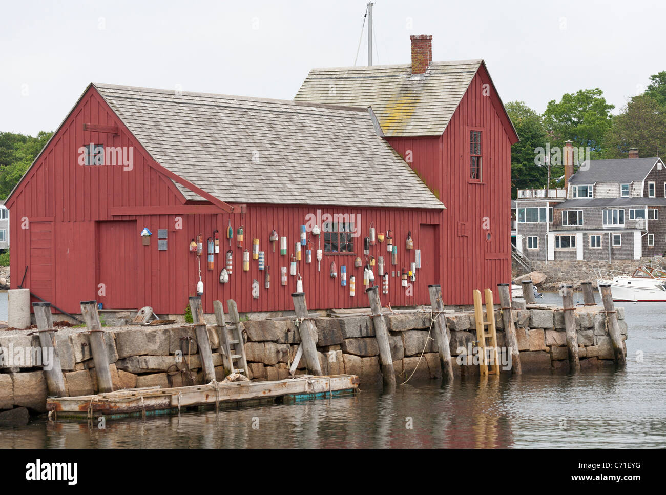 # 1 motif à Rockport. Un vieux hangar à bateaux rouge sur le port de Rockport est un favori pour les artistes. Banque D'Images