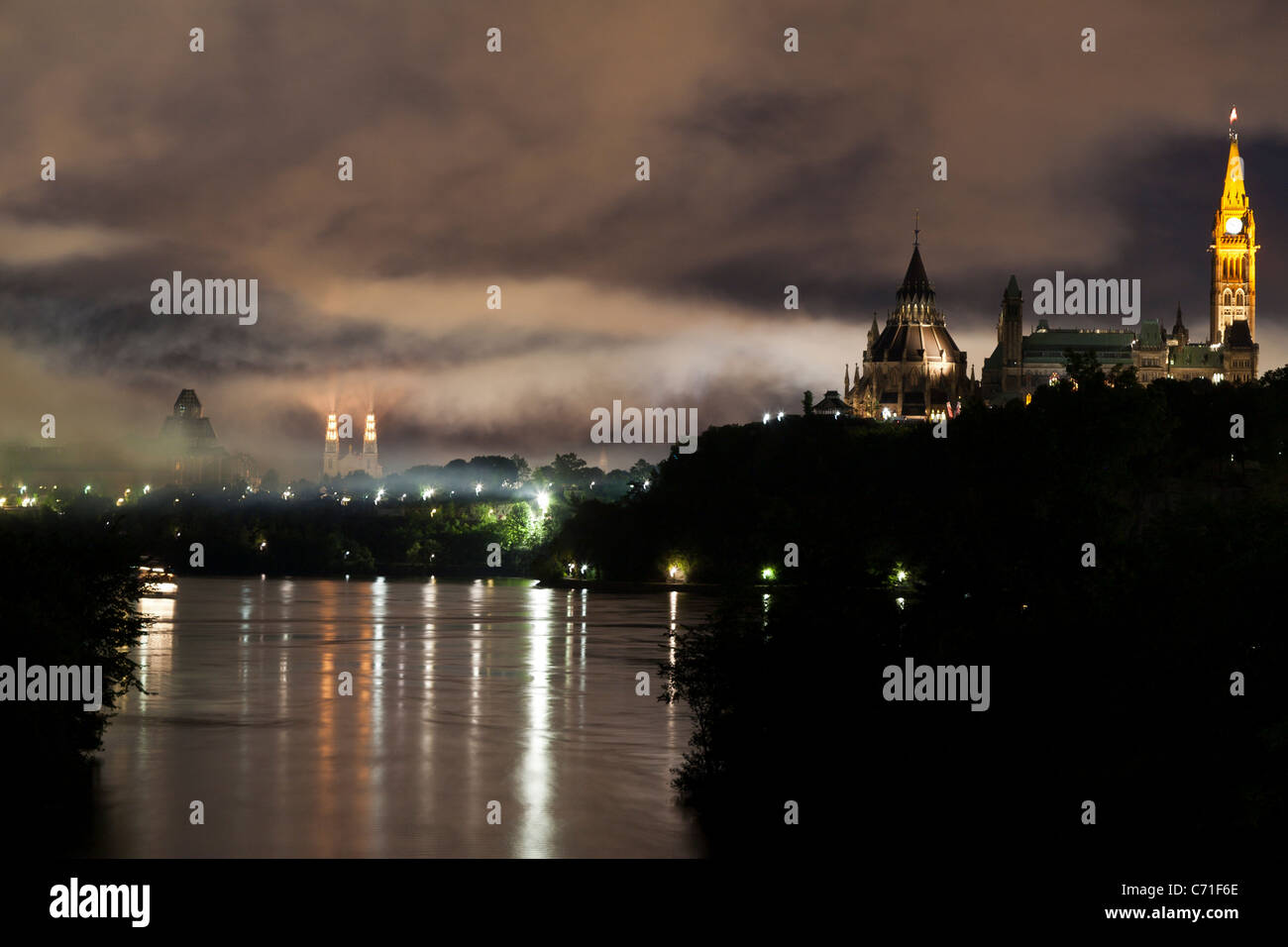 Après le feu d'artifice. Tourbillons de fumée au-dessus de la rivière des Outaouais après l'artifice de la fête du Canada. Banque D'Images