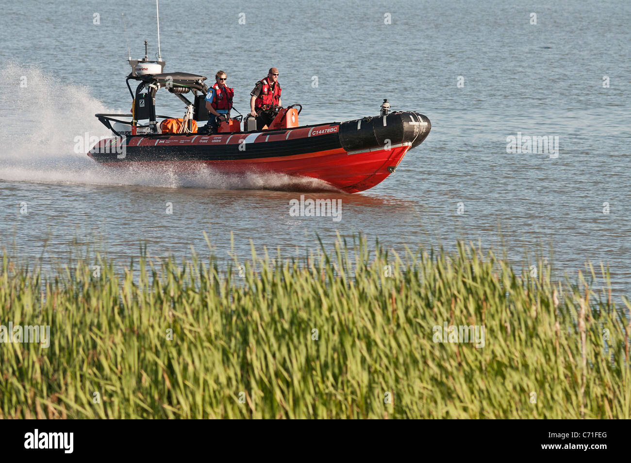 La Garde côtière canadienne une embarcation pneumatique à coque rigide (RIB) et de l'équipage de patrouille sur la rivière Fraser, Richmond, C.-B., Canada. Banque D'Images