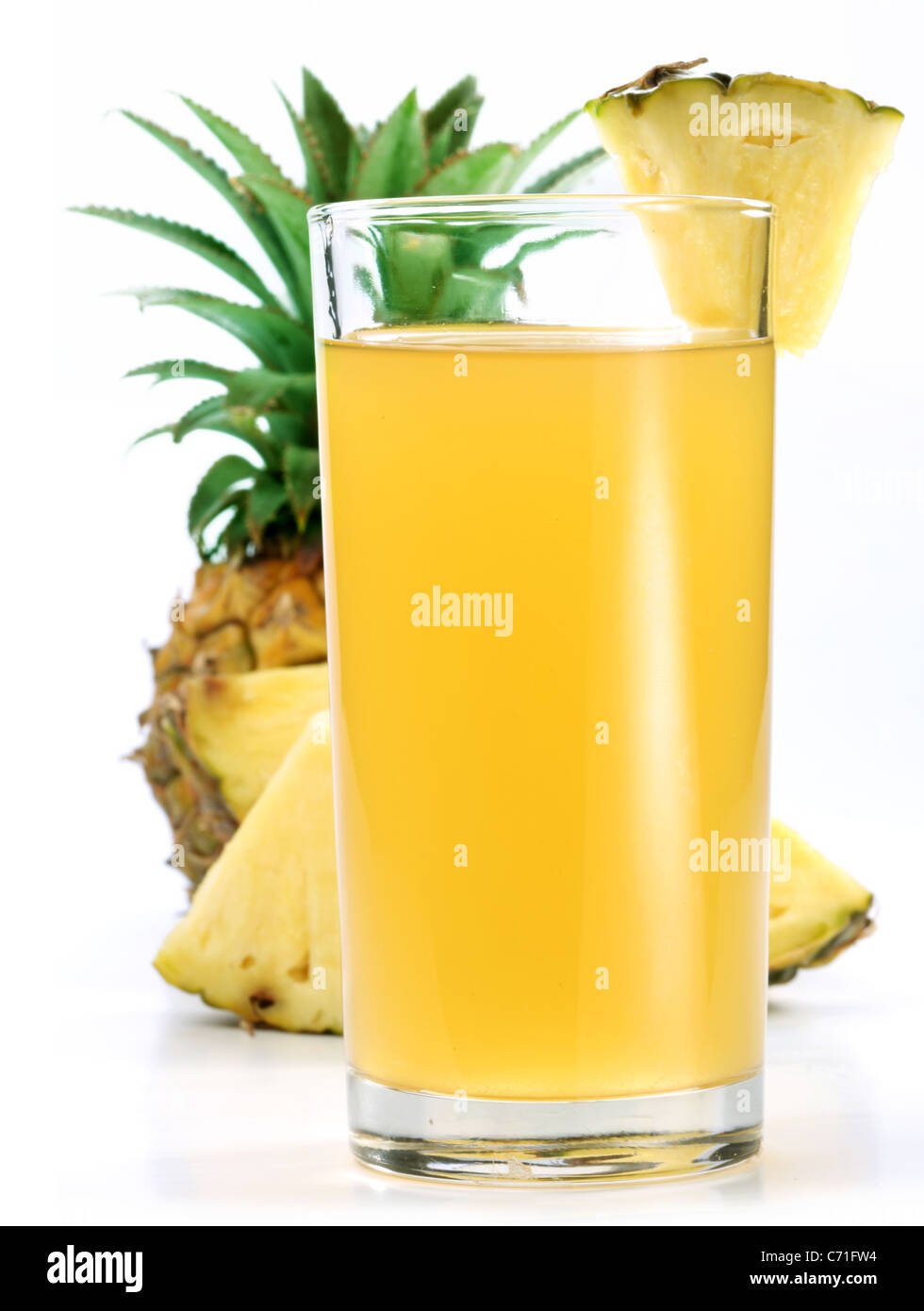 Jus d'ananas dans un verre de tranches d'ananas. Image sur fond blanc. Banque D'Images