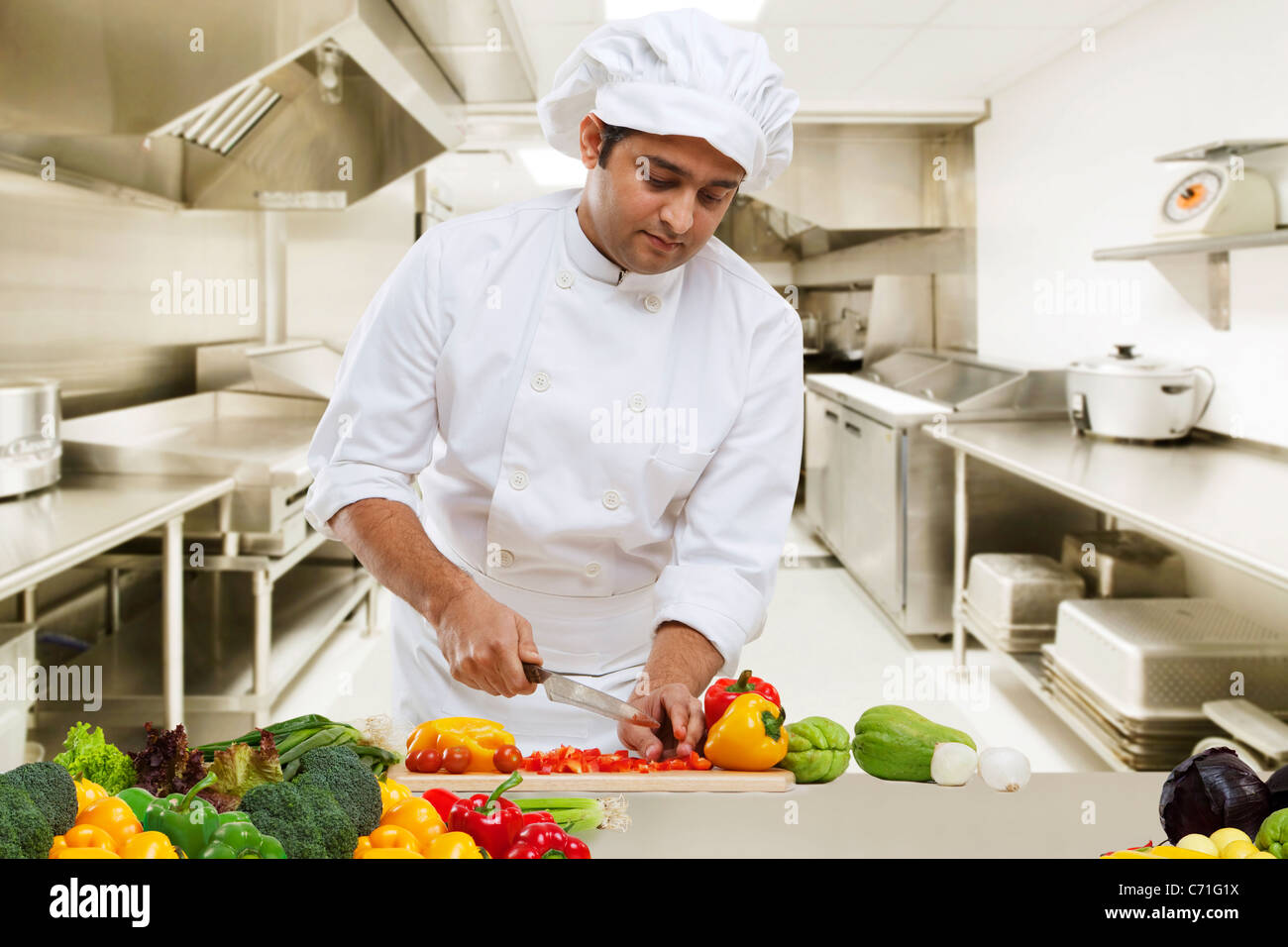 Chef de couper des légumes dans la cuisine Banque D'Images