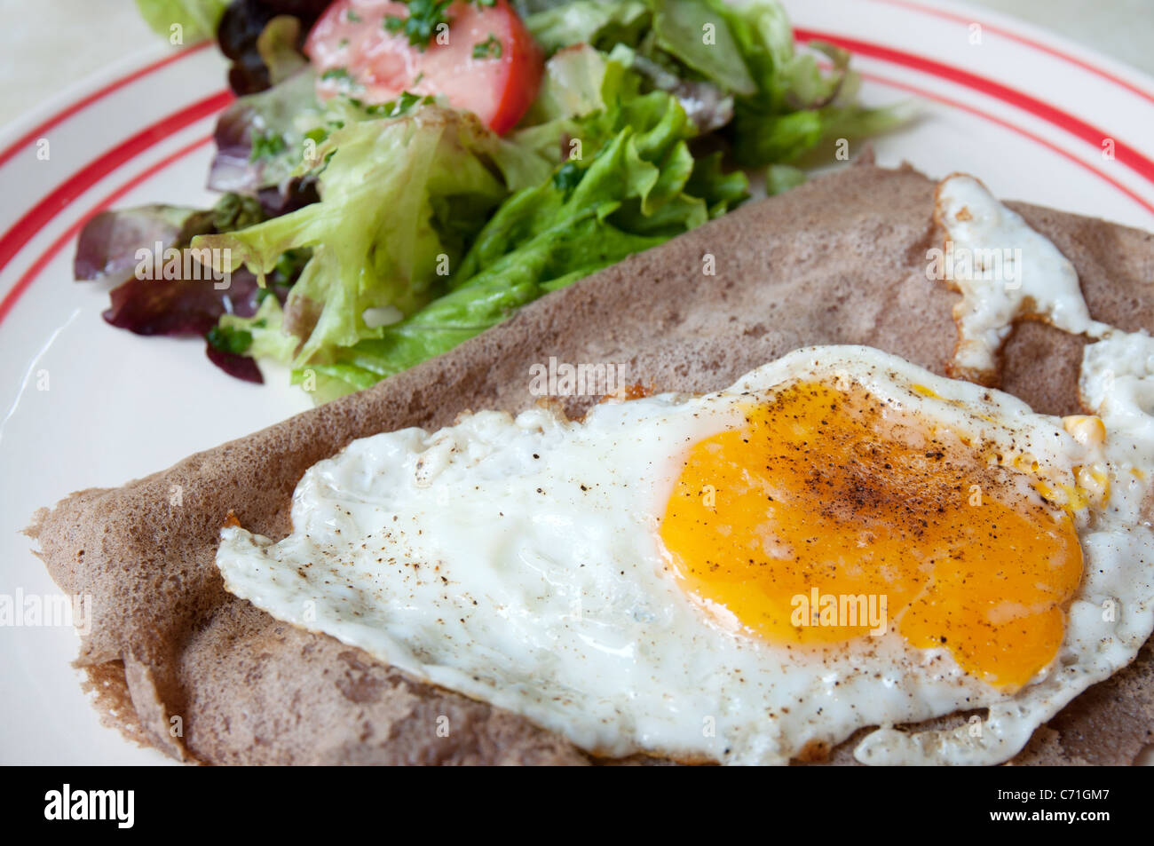 Crêpes français salé avec des oeufs et salade Banque D'Images