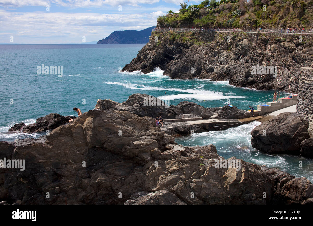 Les gens baignade à côte rocheuse, Manarola, Parc National de Cinque Terre, site du patrimoine mondial de l'UNESCO, la Ligurie di Levante, Italie, Méditerranée, Europe Banque D'Images