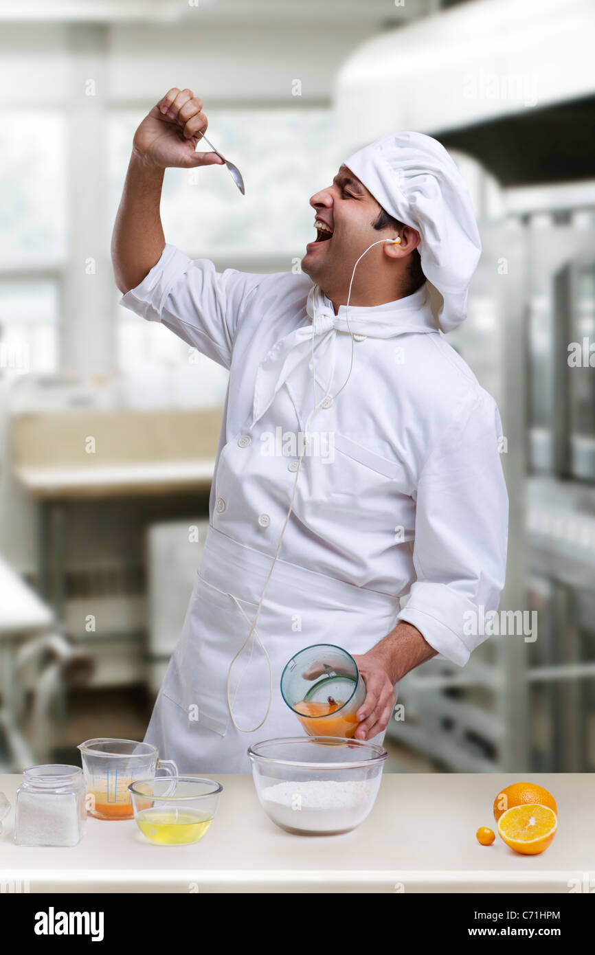 Le chef s'amuser dans la cuisine Banque D'Images