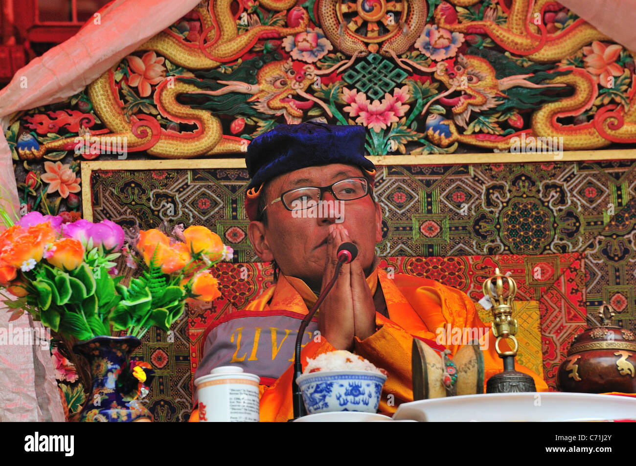 Dieu Vivant Rimpoche est face au public. Banque D'Images