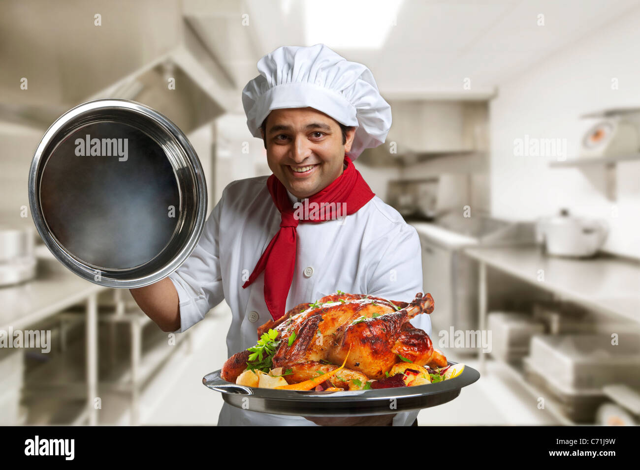 Chef holding a tray de poulet rôti Banque D'Images