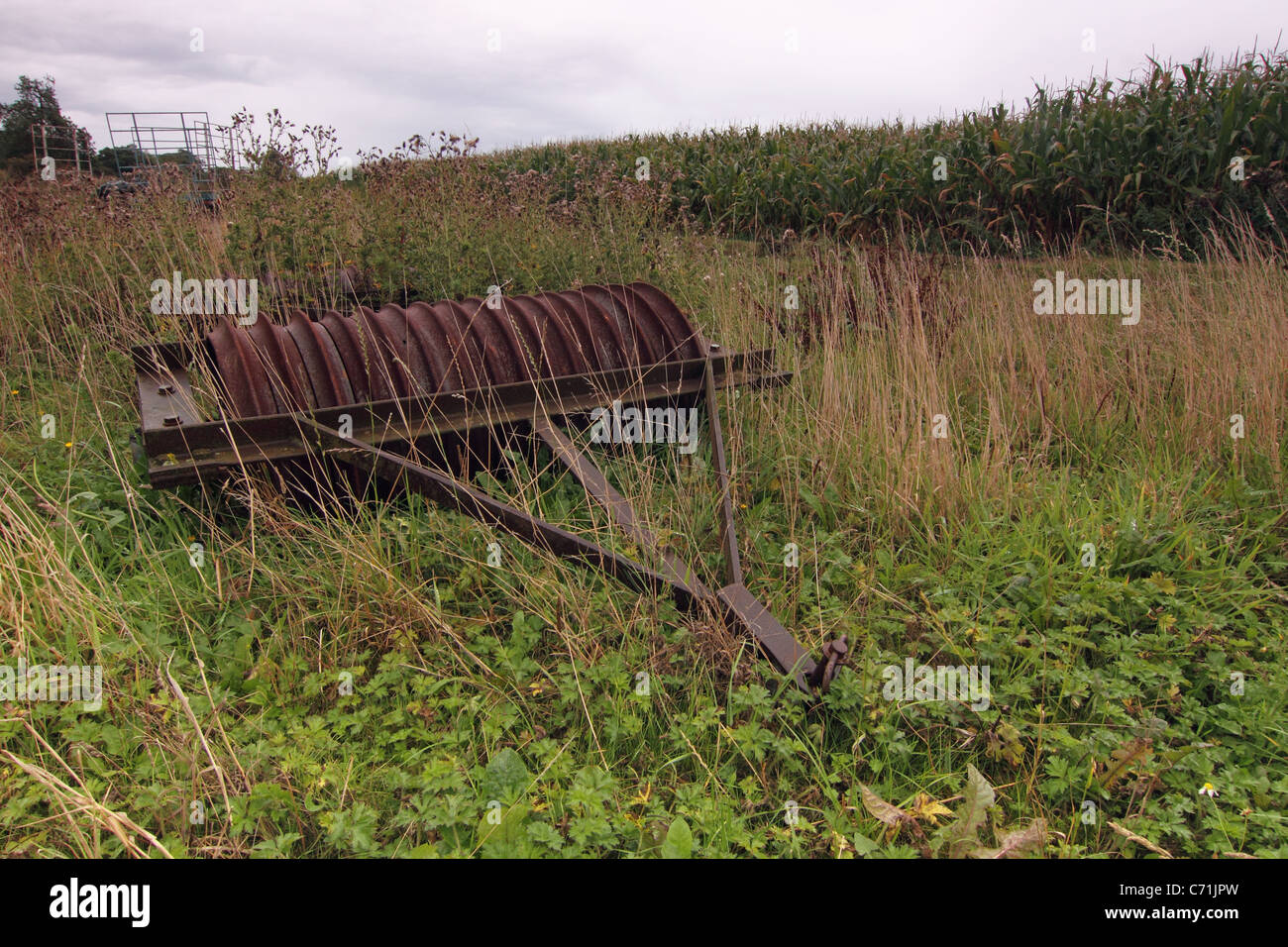 Vieux envahis par les machines agricoles se trouvant dans un champ abandonné Banque D'Images
