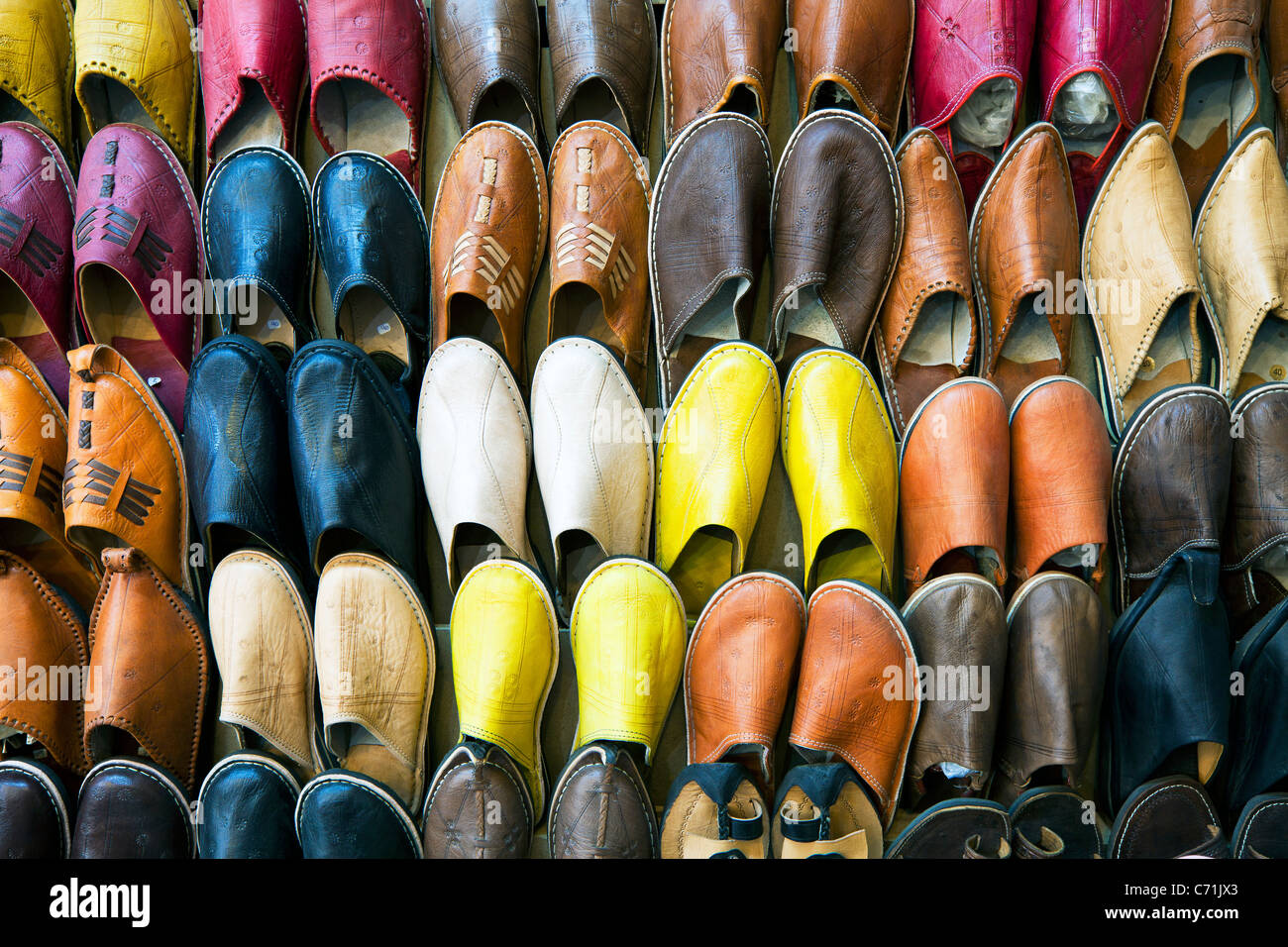 Marocain en cuir souple chaussons au souk, Médina, Marrakech, Maroc, Afrique du Nord Banque D'Images