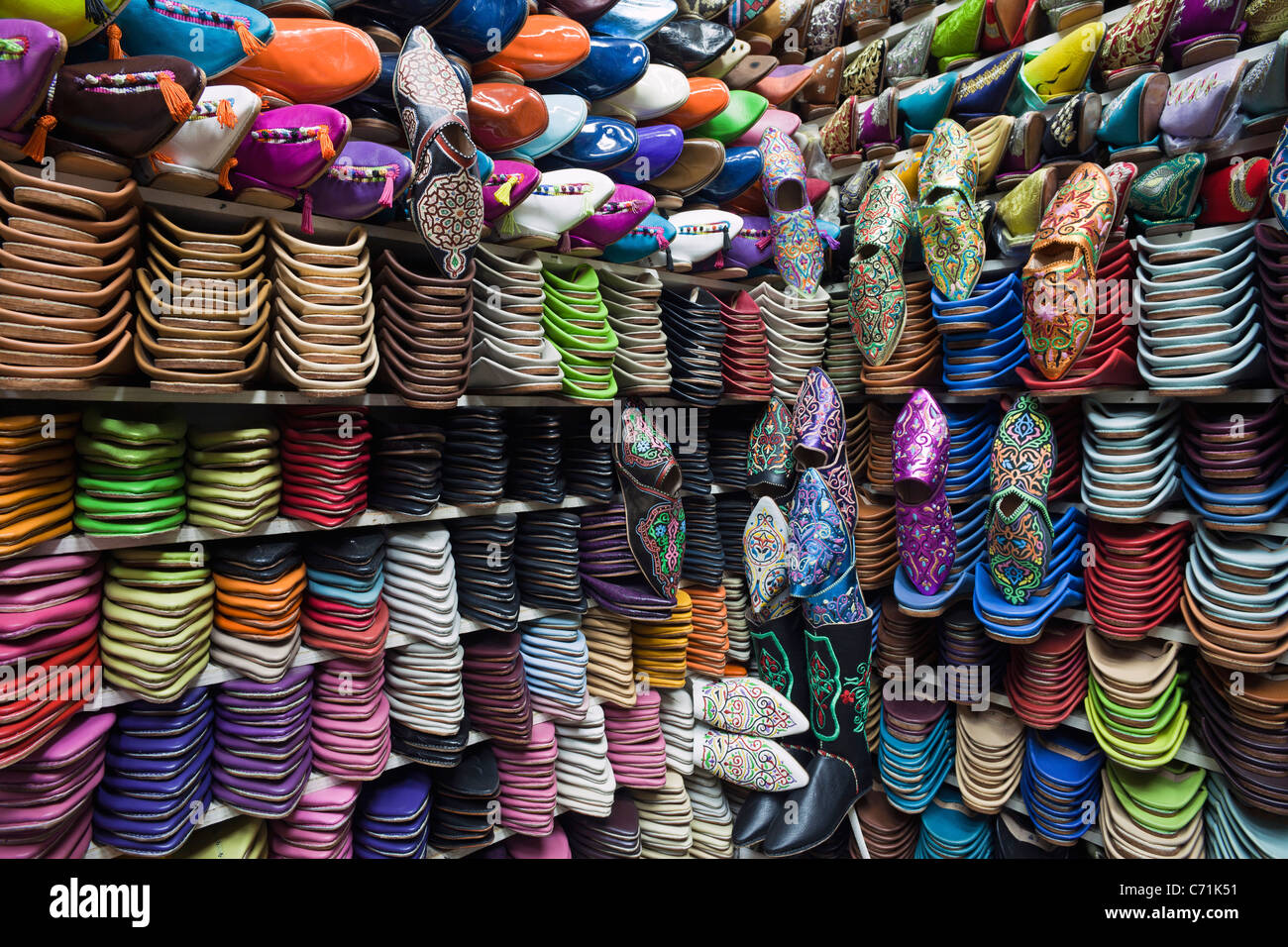 Marocain en cuir souple chaussons au souk, Médina, Marrakech, Maroc, Afrique du Nord Banque D'Images