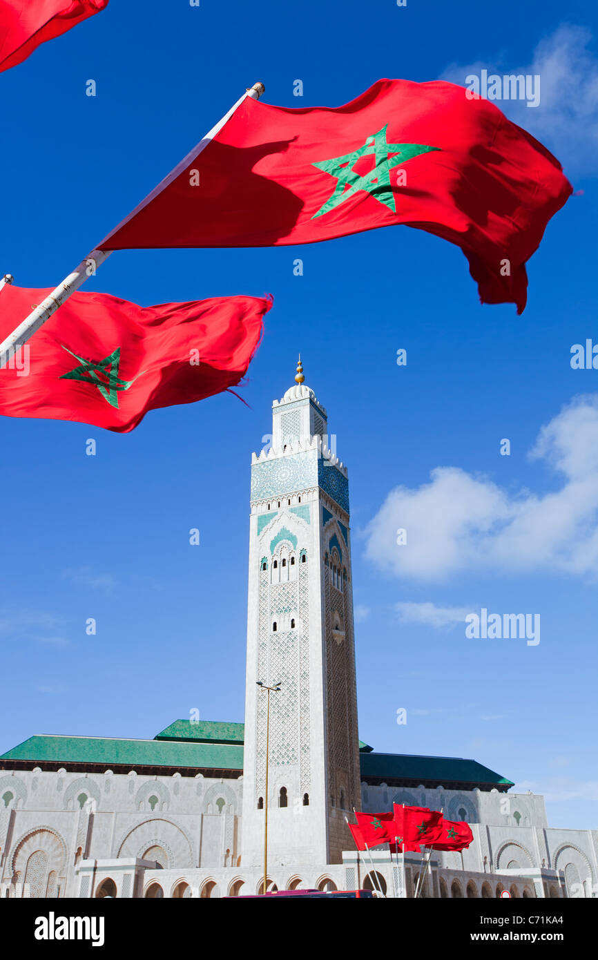 Drapeaux du Maroc, et Mosquée Hassan II, Casablanca, Maroc, Afrique du Nord Banque D'Images