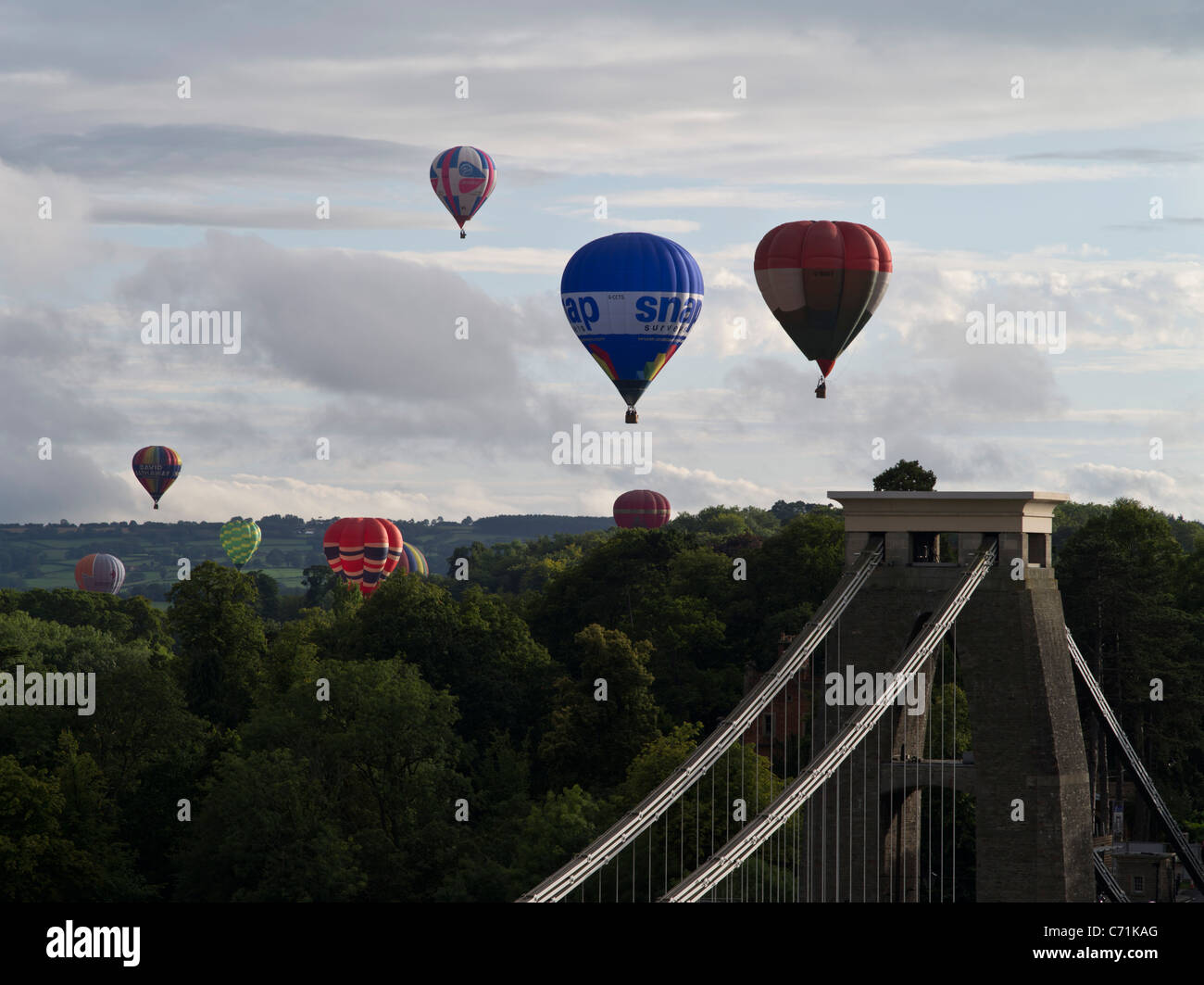 Dh Bristol Balloon Fiesta CLIFTON BRISTOL montgolfières montgolfières volant au-dessus du pont suspendu de Clifton Banque D'Images