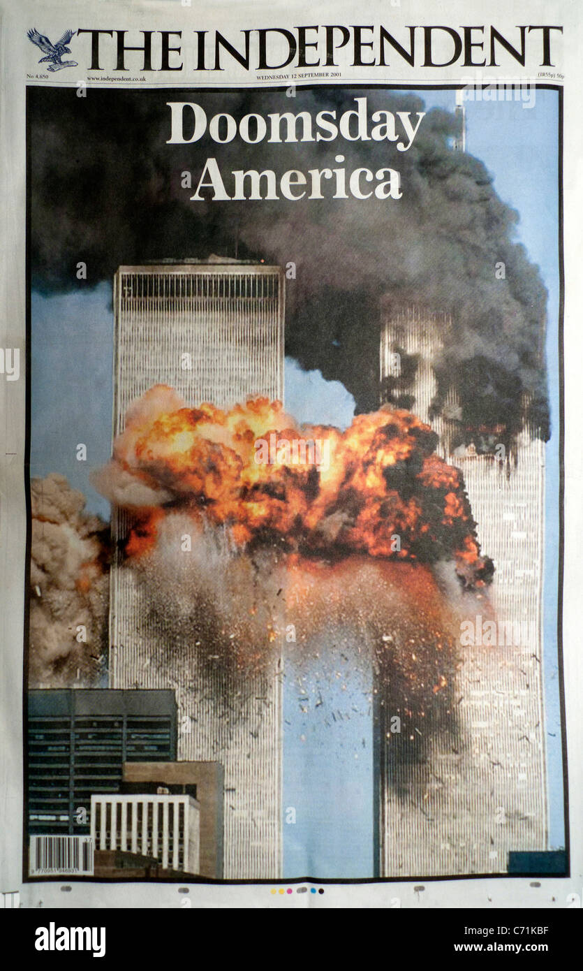 Couverture de l'attaque terroriste titre du journal indépendant britannique le 12 septembre 2001 'Doomsday America' on 9/11 (911) WTC attaque World Trade Center Twin Towers Burning à New York City NYC USA Banque D'Images