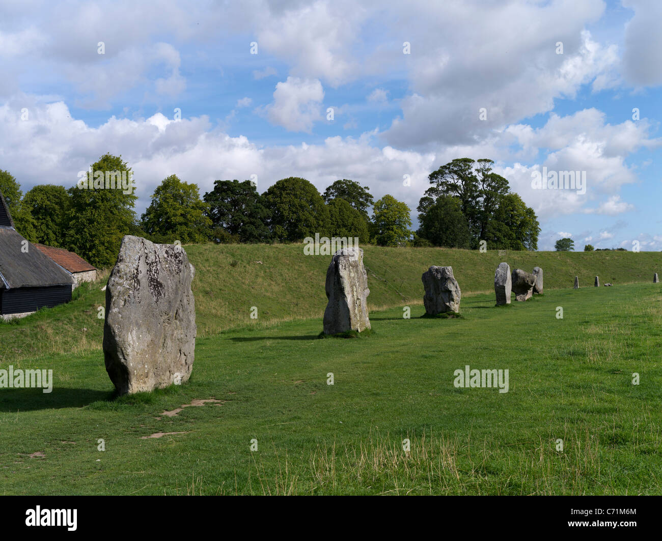 Dh Avebury Stone Circle AVEBURY WILTSHIRE Earthworks fossé henge menhirs circle Banque D'Images