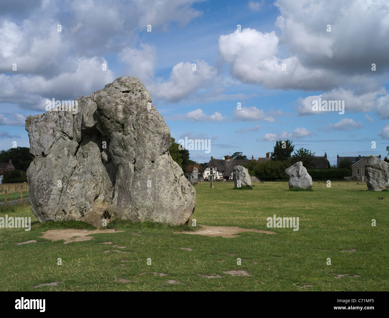 dh Avebury cercle de pierres AVEBURY WILTSHIRE pierres sur pied néolithique et village maison publique patrimoine mondial de l'unesco site britannique Red Lion inn Banque D'Images