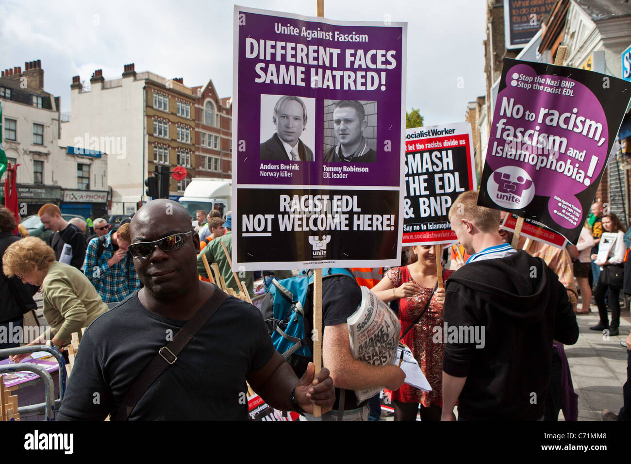 S'unir contre le fascisme manifestation contre l'EDL. Whitechapel, l'Est de Londres. Cette zone est essentiellement une zone de l'Asie. Banque D'Images
