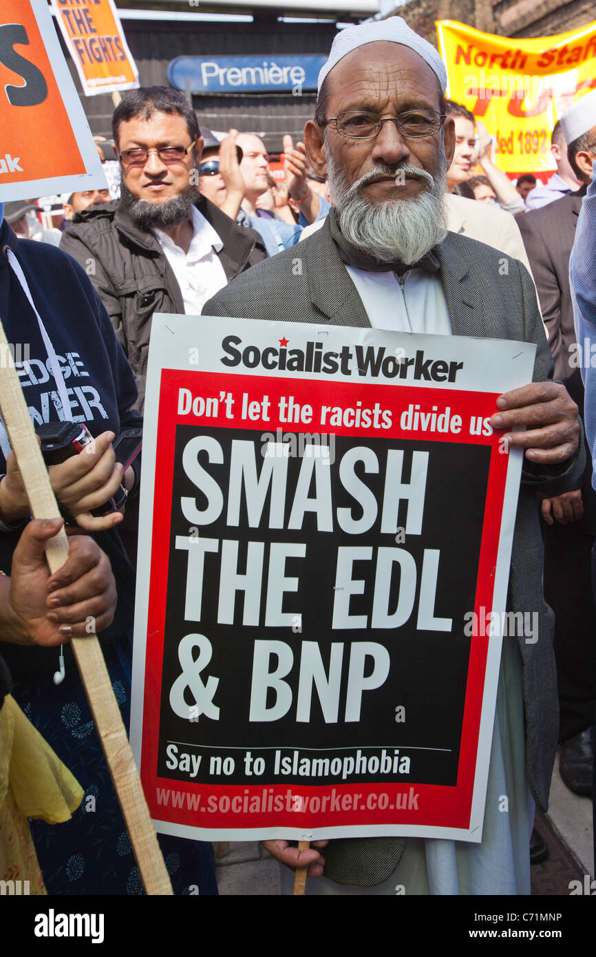 S'unir contre le fascisme manifestation contre l'EDL. Whitechapel, l'Est de Londres. Cette zone est essentiellement une zone de l'Asie. Banque D'Images