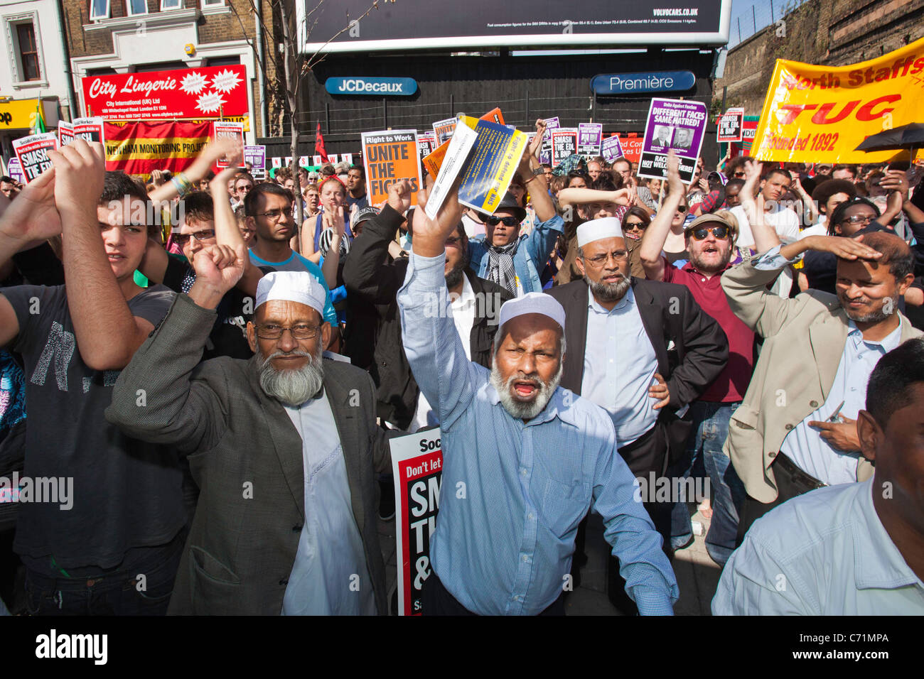 S'unir contre le fascisme manifestation contre l'EDL. Whitechapel, l'Est de Londres. Cette zone est essentiellement une zone de l'Asie. Banque D'Images