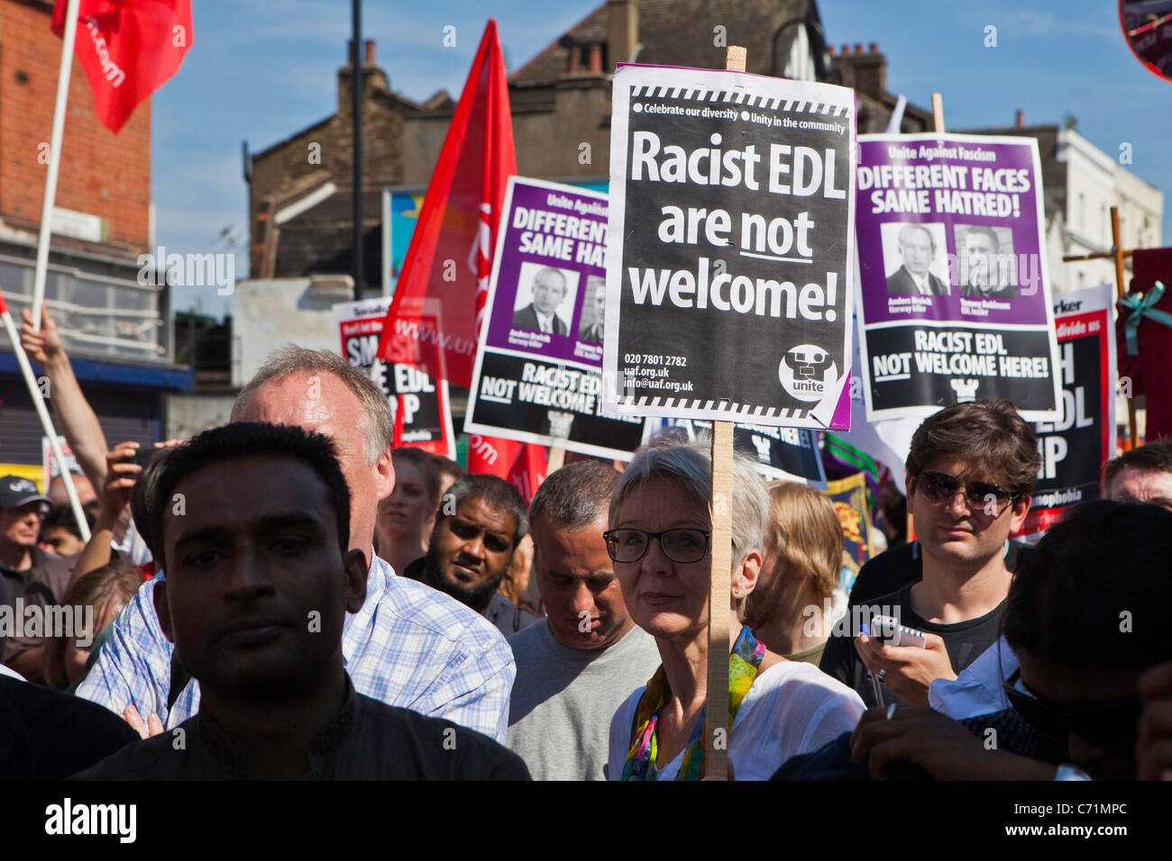 S'unir contre le fascisme manifestation contre l'EDL. Whitechapel, l'Est de Londres. Cette zone est essentiellement une zone de l'Asie. Banque D'Images
