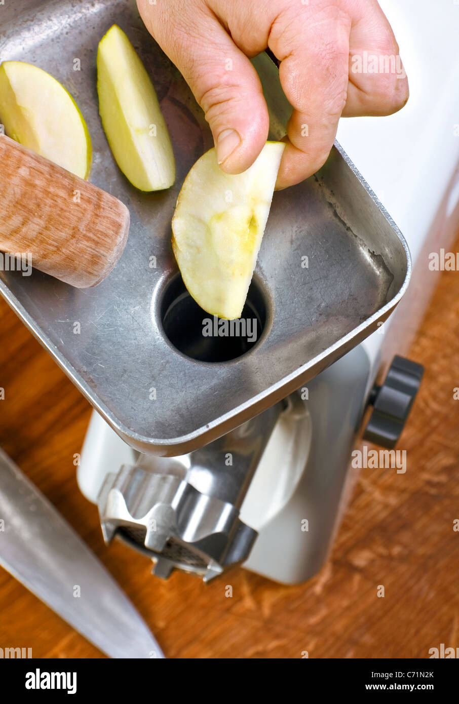 Pple ajouter en chef au robot coupe Banque D'Images