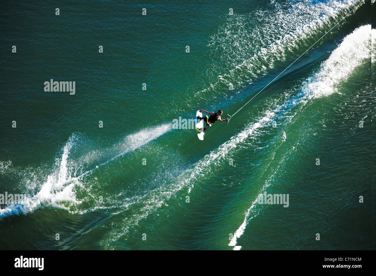 Un wakeboarder athlétique saute le service passe énorme sur une journée calme dans l'Idaho. Banque D'Images