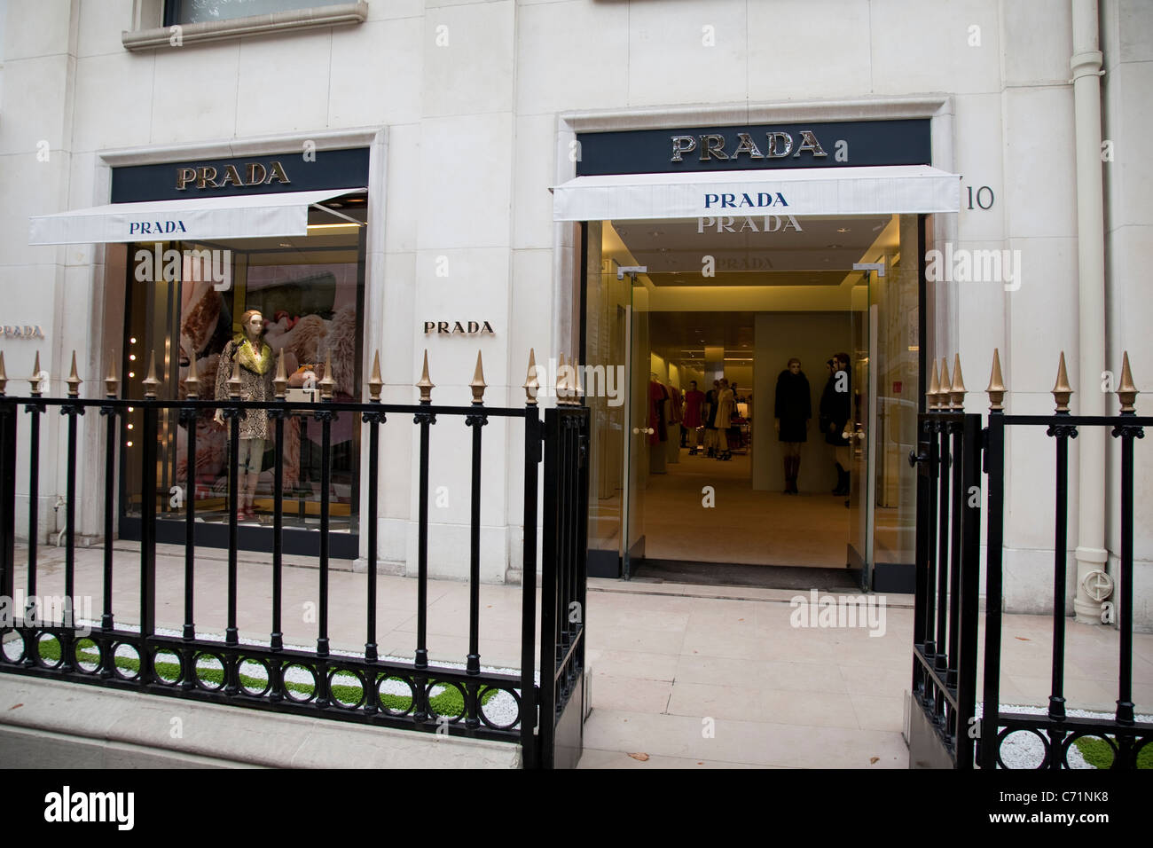 Prada de l'Avenue Montaigne Street, Paris, France Photo Stock - Alamy