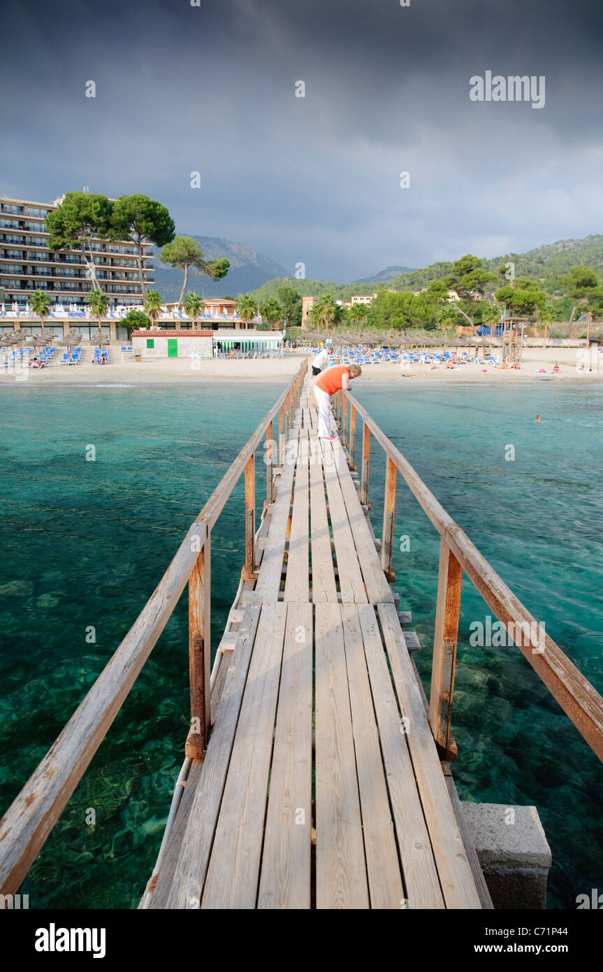 Jetée de l'hôtel et sur la plage de Camp de Mar, Majorque, Espagne, Europe Banque D'Images