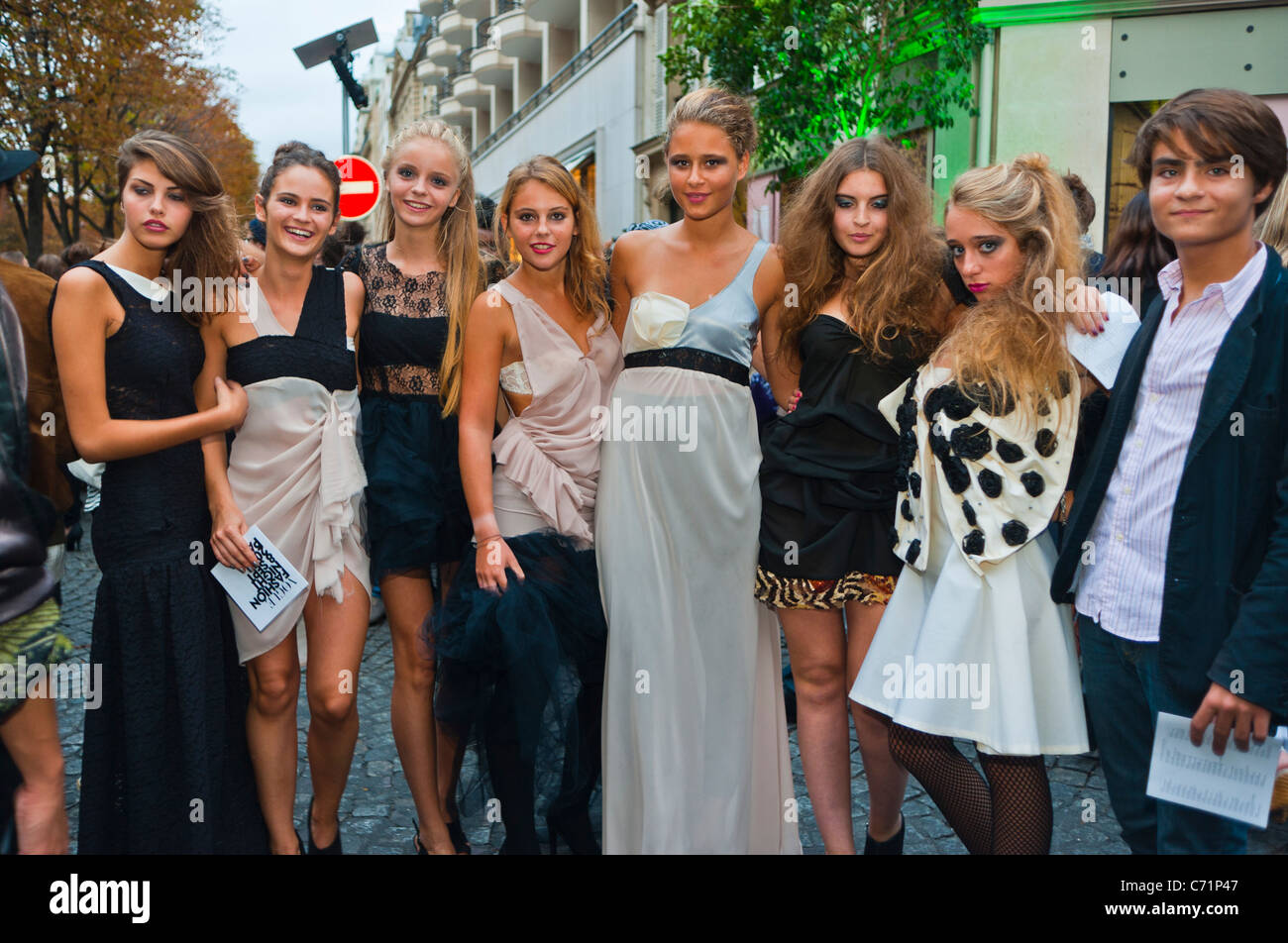 Paris, France, Groupe de robe à la mode jeunes femmes adolescents posant à  la nuit de mode, Avenue Montaigne, centre de la mode, filles, mode Photo  Stock - Alamy