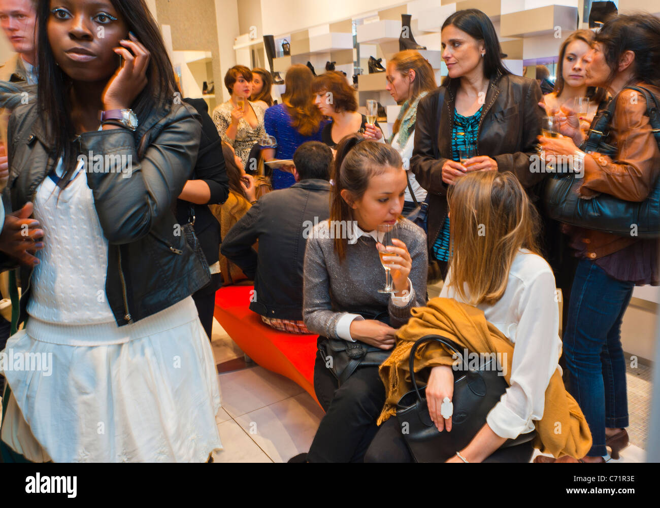 Paris France foule adolescentes francaises Shopping Paris Fashion Night a l interieur magasin de chaussures de luxe groupe de discussion d adolescents femmes diverses Photo Stock Alamy