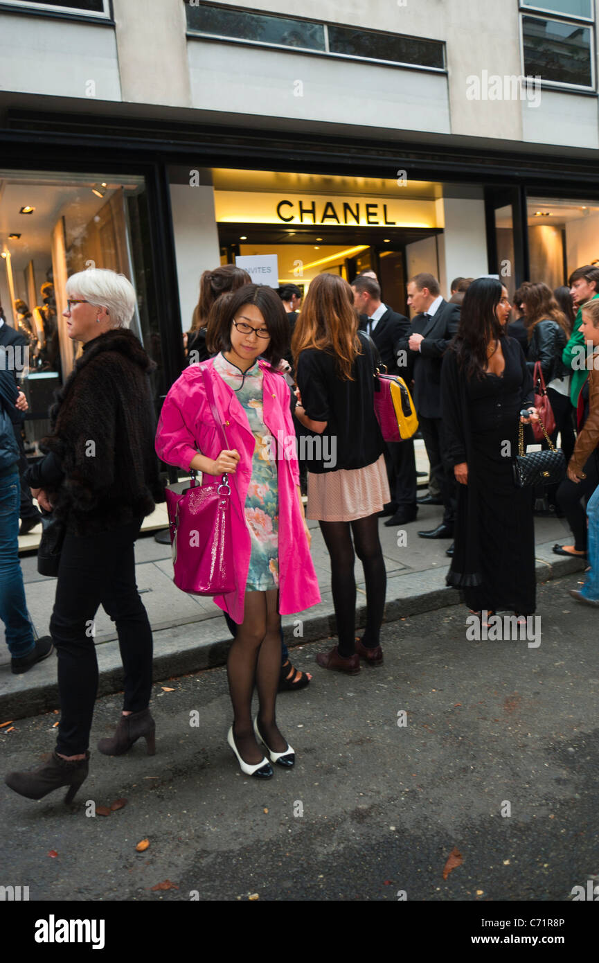 Paris, France, Femme japonaise Posant pour des photos en dehors des  boutiques de luxe, Fashion 'Avenue Montaigne' chanel haute couture Shop  Photo Stock - Alamy