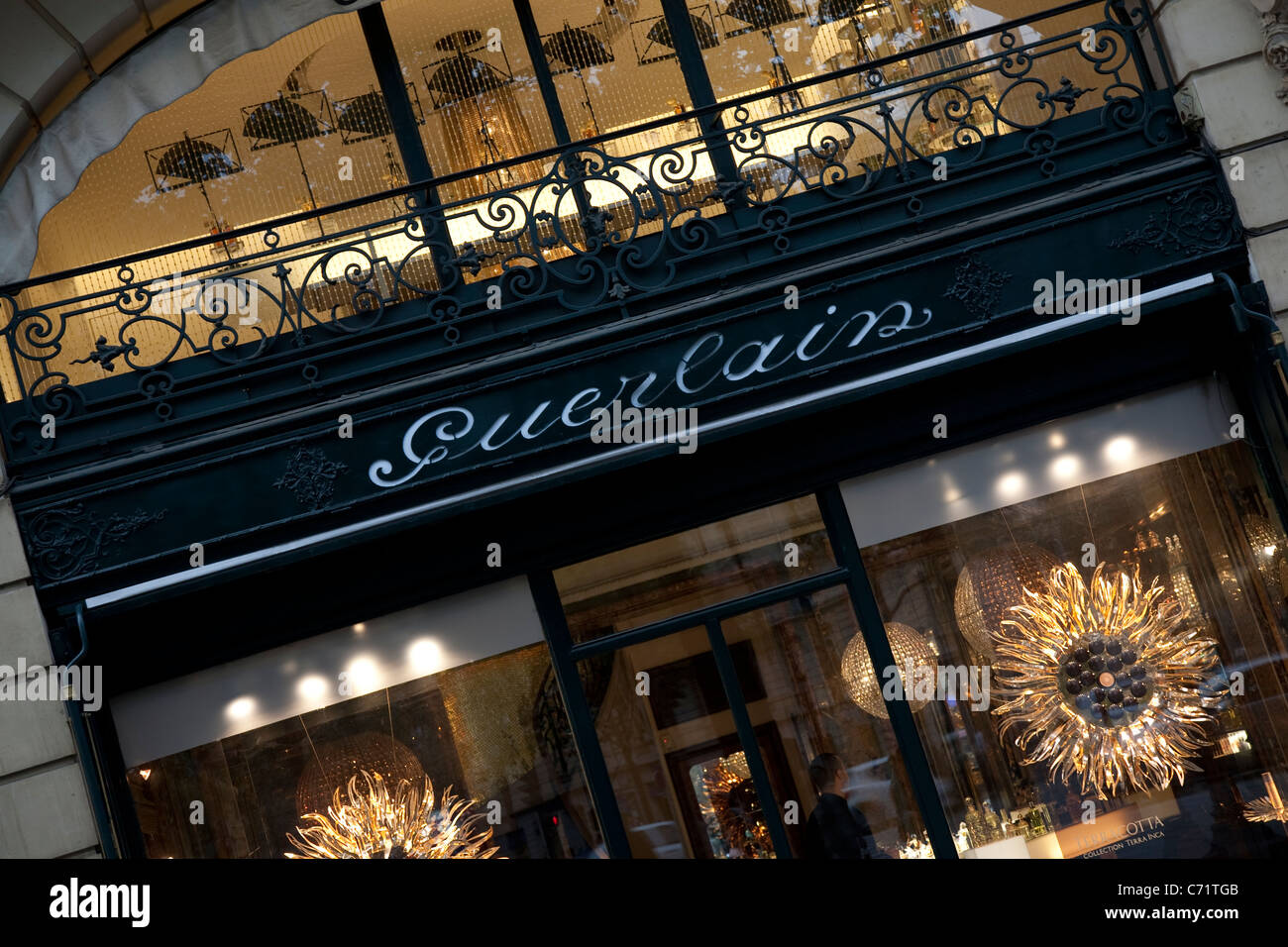 Magasin de parfums Guerlain sur les Champs-Elysées, Paris, France Banque D'Images