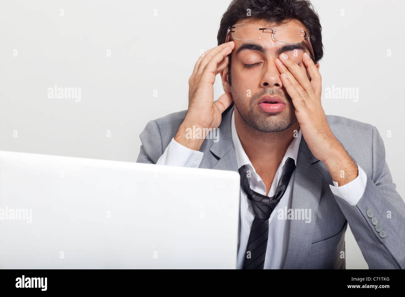 Businessman somnolence au travail Banque D'Images