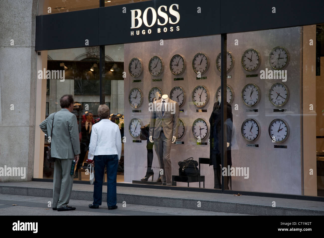 Hugo Boss Boutique sur les Champs-Elysées, Paris, France Photo Stock - Alamy