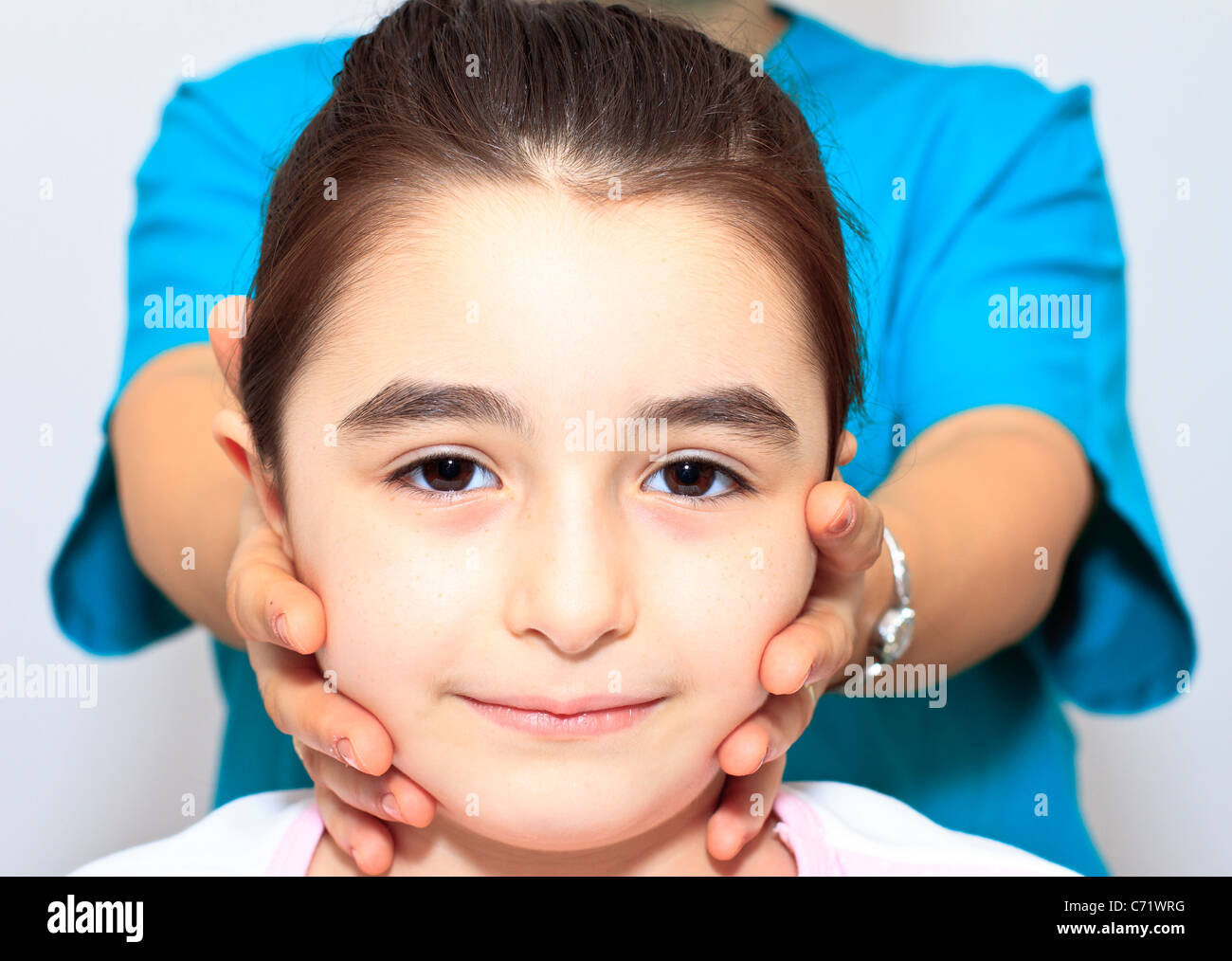 La physiothérapie pour les enfants ayant des problèmes cervicaux Banque D'Images