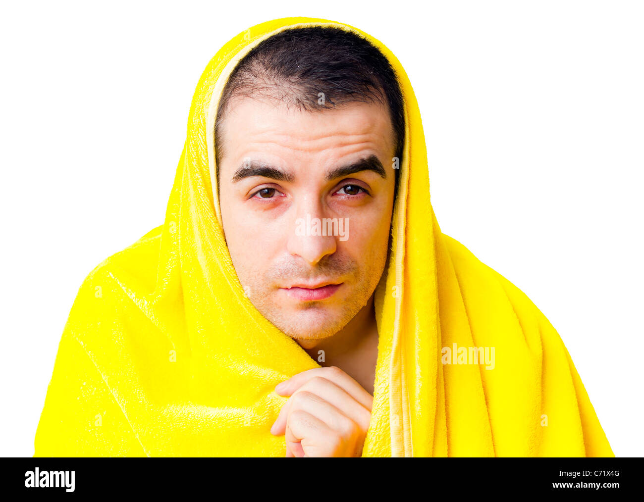 Triste homme malade avec de la fièvre dans une couverture jaune Banque D'Images