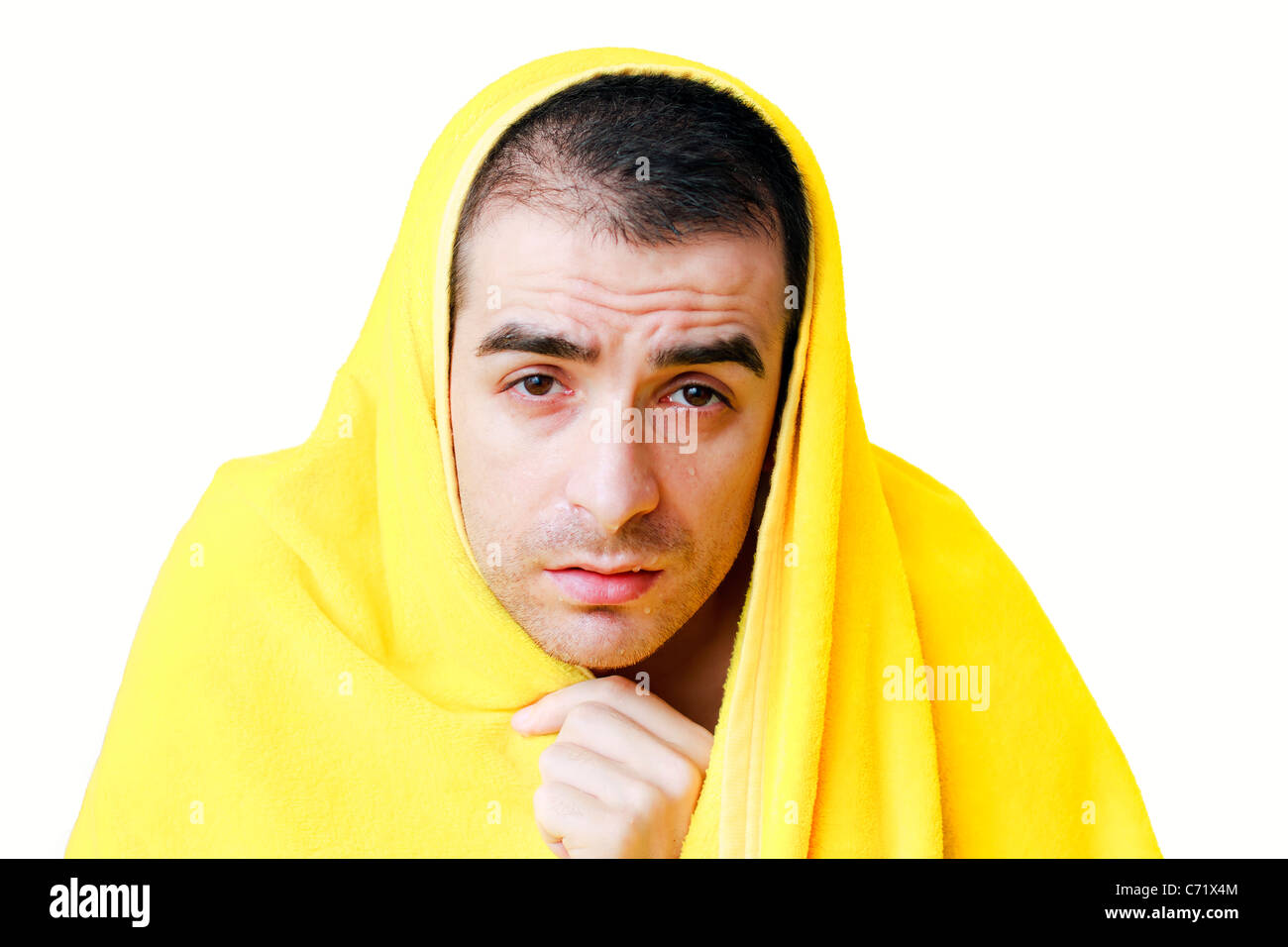 Triste homme malade avec de la fièvre dans une couverture jaune Banque D'Images