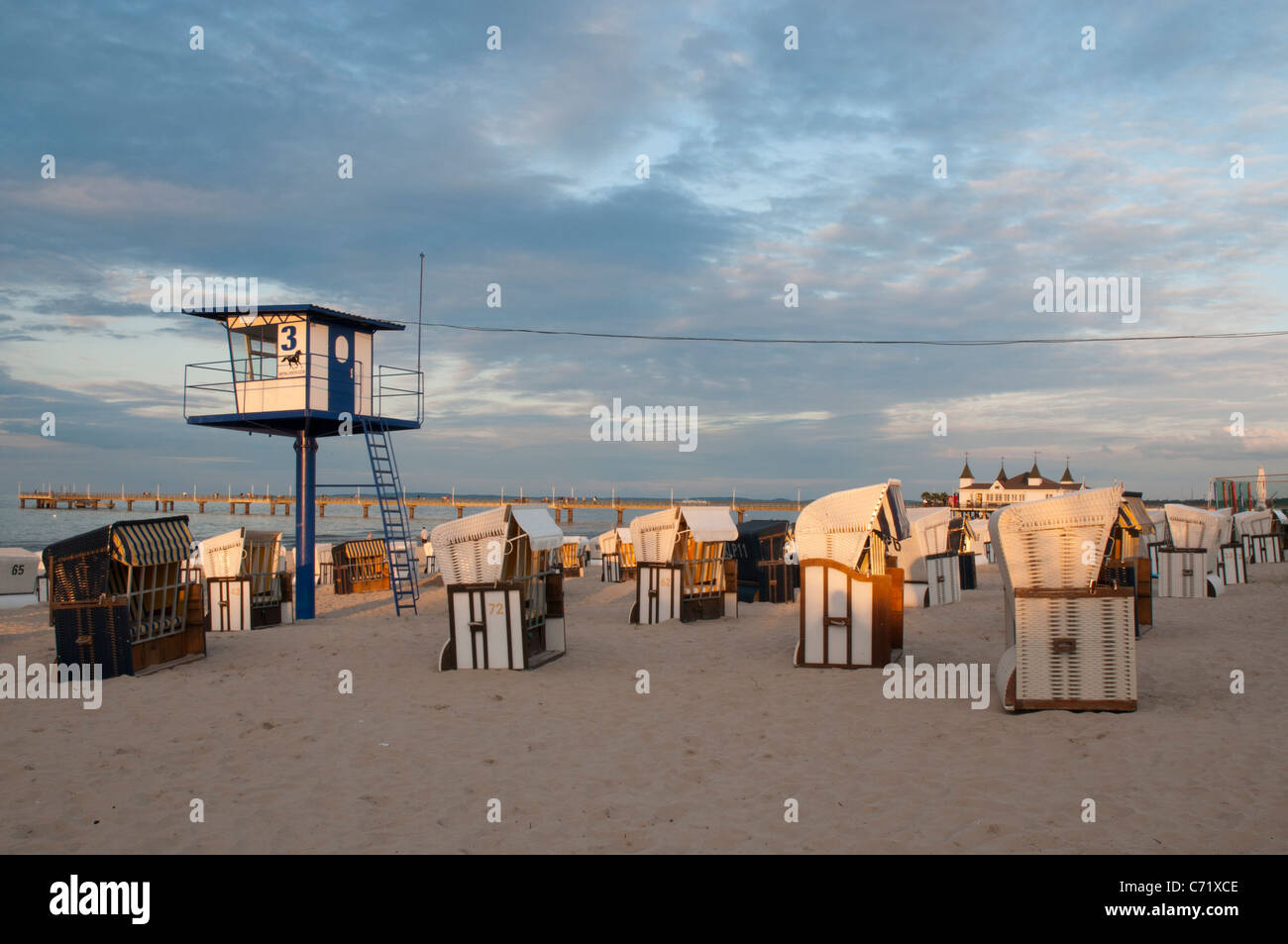 Station balnéaire d'Ahlbeck , toit , chaises de plage en osier sur la plage, de la mer Baltique, l'île d'Usedom, Mecklenburg-Vorpommern, Allemagne, Banque D'Images