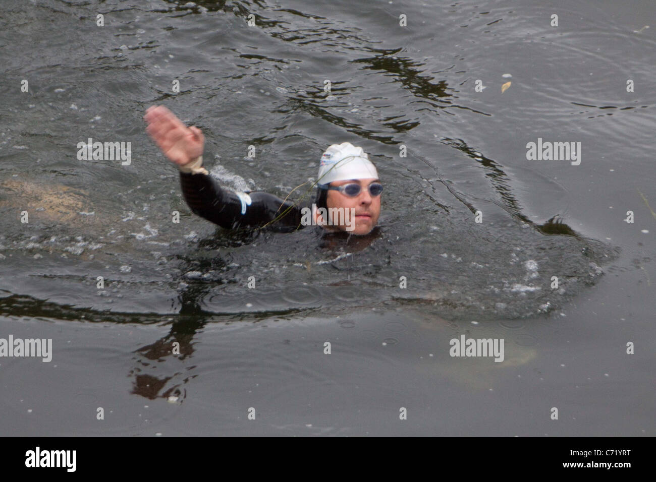 David Walliams prenant part à son secours Sports nager sur la Tamise entre Hurley et Temple de verrous dans le Buckinghamshire. Banque D'Images